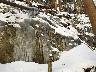 冬季は登山道途中に氷爆も見ることができる