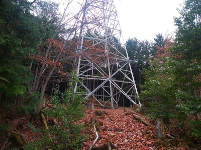 天和山へはいくつかの鉄塔を越えていく