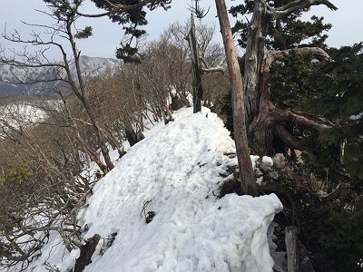 薊岳の山頂付近は細尾で滑落注意